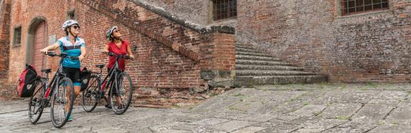 Cultural cycling tours in Italy through historic streets and medieval architecture